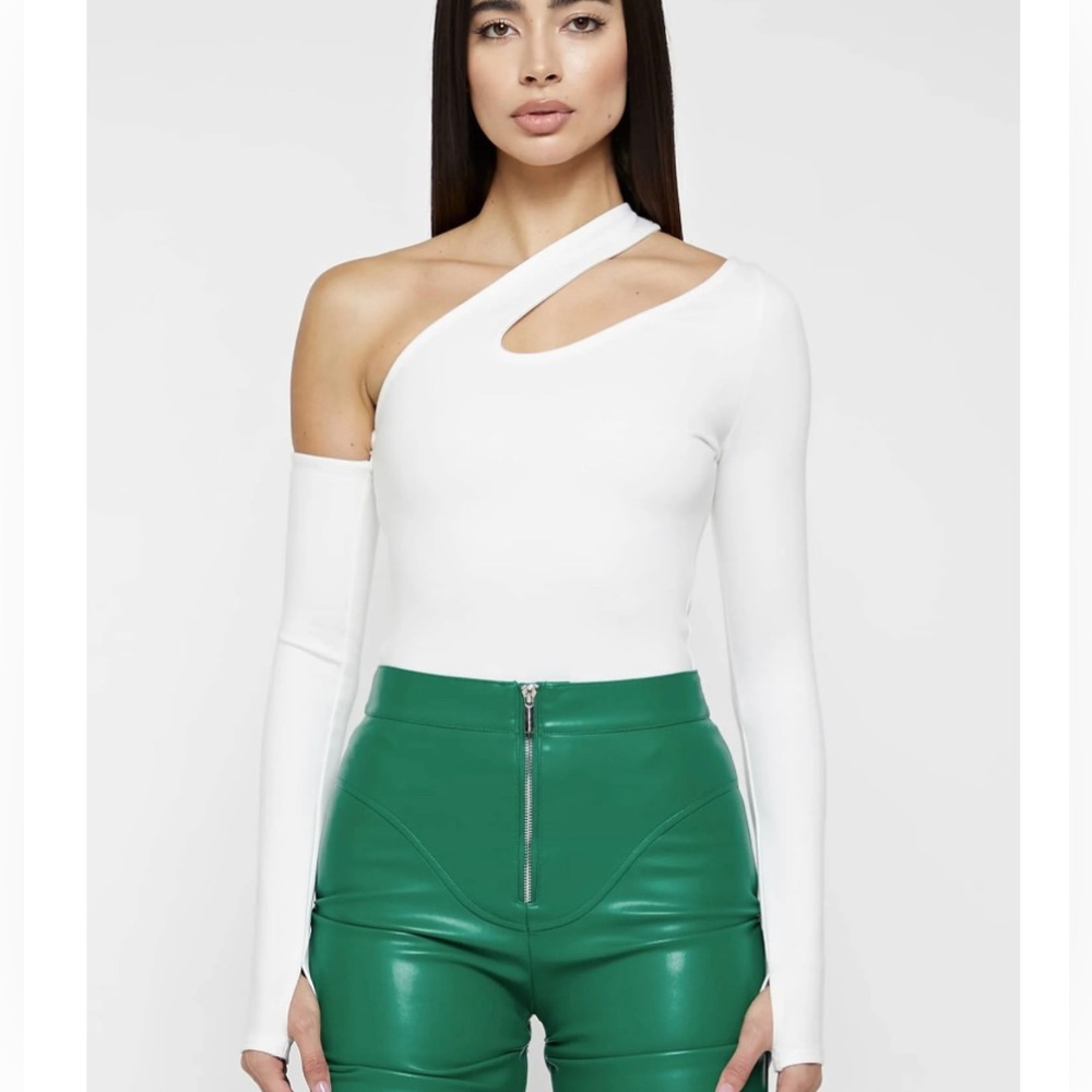 MANIÈRE DE VOIR Asymmetric Bodysuit with Sleeve - White